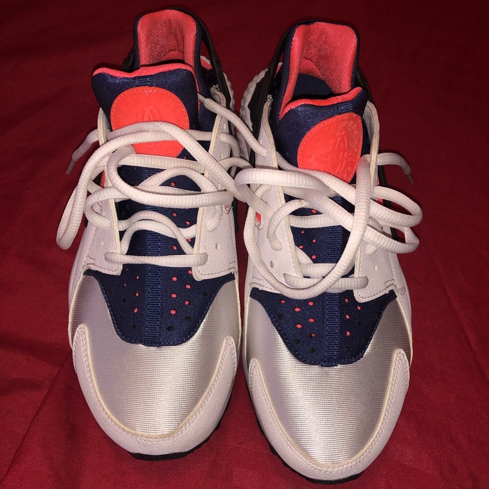 Woman’s  Nike air huaraches sneakers